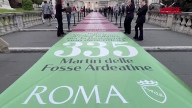 Roma ricorda l'eccidio delle Fosse Ardeatine: srotolato lo striscione con i nomi delle vittime