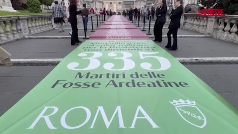 Roma ricorda l'eccidio delle Fosse Ardeatine: srotolato lo striscione con i nomi delle vittime
