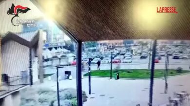 Torino, rapina una donna in sedia a rotelle: le immagini dell’aggressione