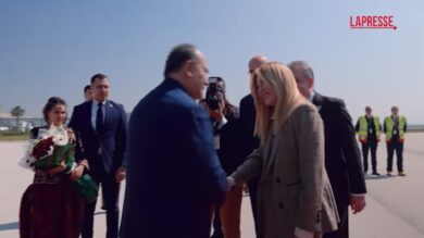 Italia-Algeria, Meloni arriva ad Algeri per l'incontro con il presidente Tebboune