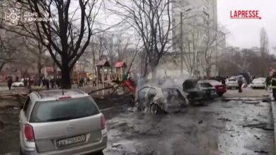 Ucraina, un attacco russo colpisce Kharkiv a pochi passi da un parco giochi per bambini