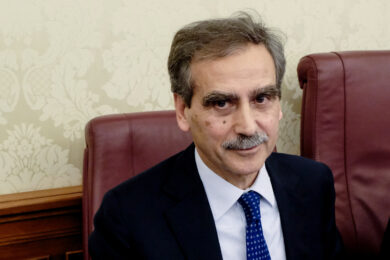 Mps, il cda revoca le deleghe a Lovaglio:  sospeso dalla carica di Dg