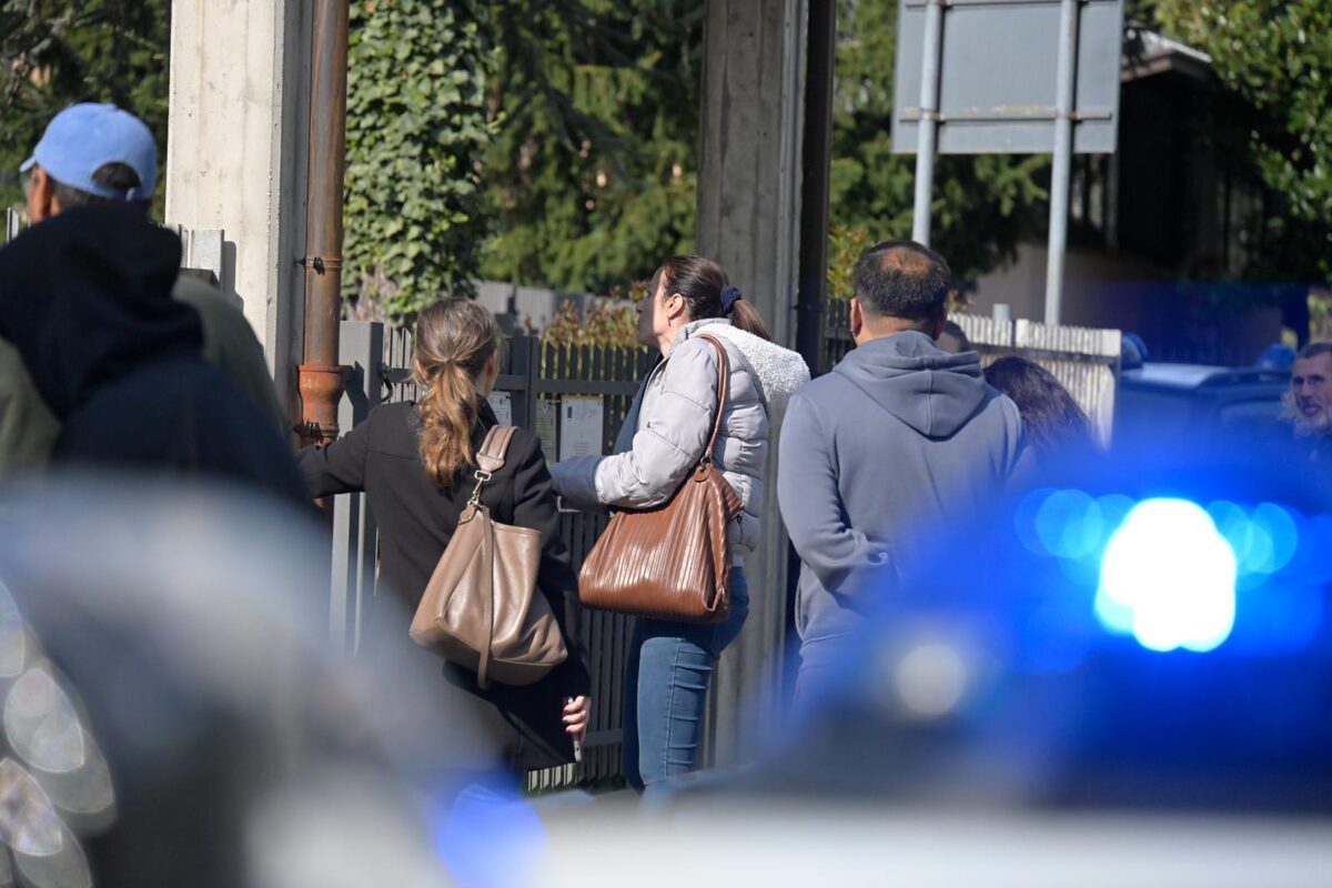 Bergamo, 13enne accoltella professoressa a scuola: la donna è grave. Lo studente aveva una maglia con la scritta ‘Vendetta’