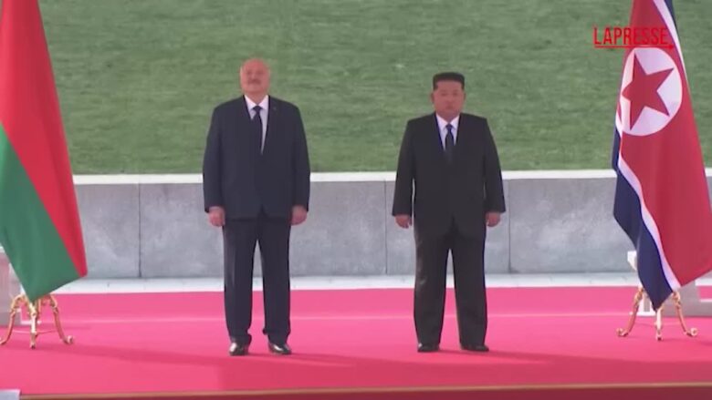 Corea del Nord, l’imponente cerimonia di benvenuto per Lukashenko insieme a Kim Jong Un