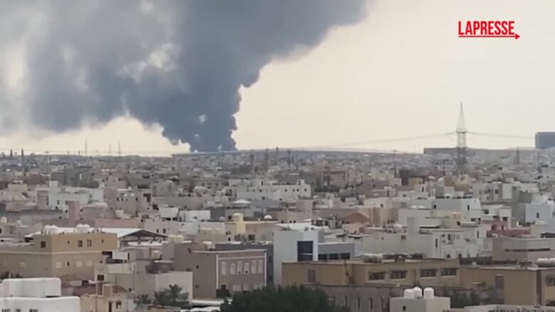 Iran: droni colpiscono serbatoio carburante ad aeroporto del Kuwait, la colonna di fumo che si alza