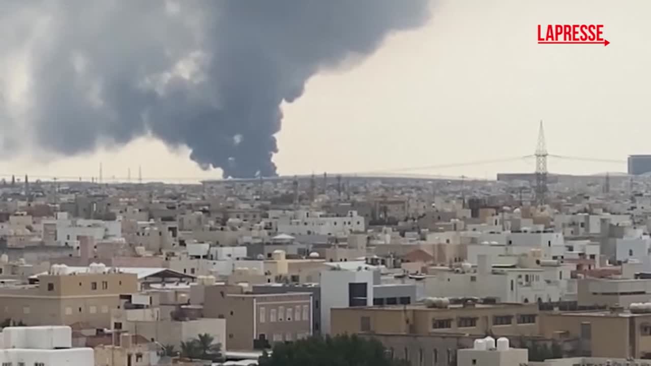 iran droni colpiscono serbatoio carburante ad aeroporto del kuwait la colonna di fumo che si alza da Lapresse.it iran droni colpiscono serbatoio carburante ad aeroporto del kuwait la colonna di fumo che si alza