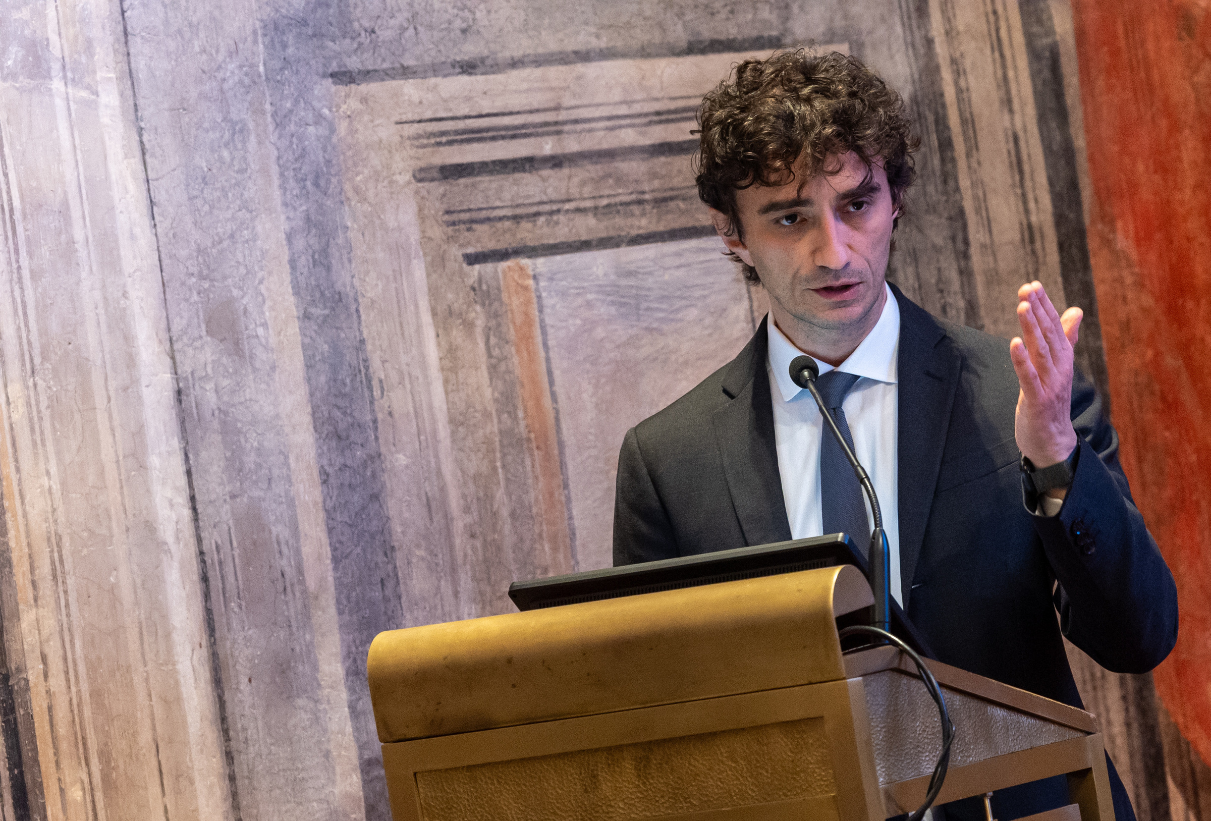 Bignami (FdI) alle opposizioni: “No lezioni da chi si è inchinato ai mafiosi”. Proteste in aula