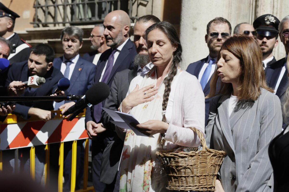 Famiglia nel bosco, La Russa ha incontrato i genitori: “Stemperare il clima ed eliminare le rigidità” Famiglia nel bosco, La Russa ha incontrato i genitori: “Stemperare il clima ed eliminare le rigidità”