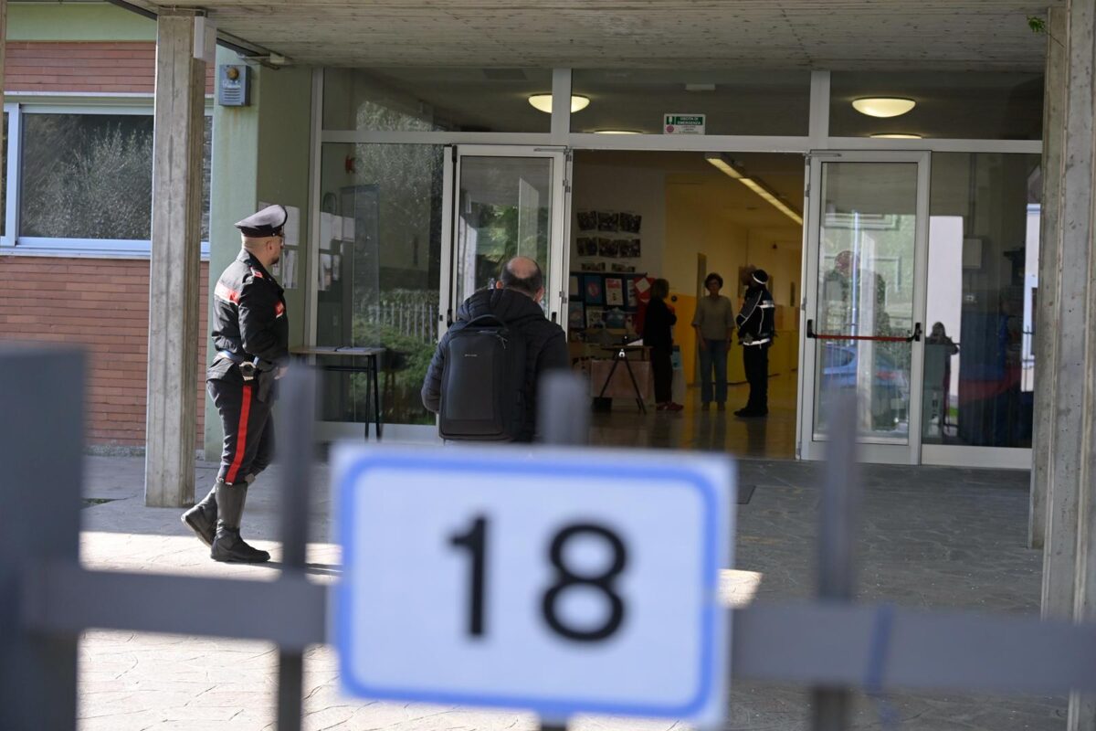 Bergamo, 13enne accoltella professoressa a scuola: la donna è grave. Lo studente aveva una maglia con la scritta ‘Vendetta’