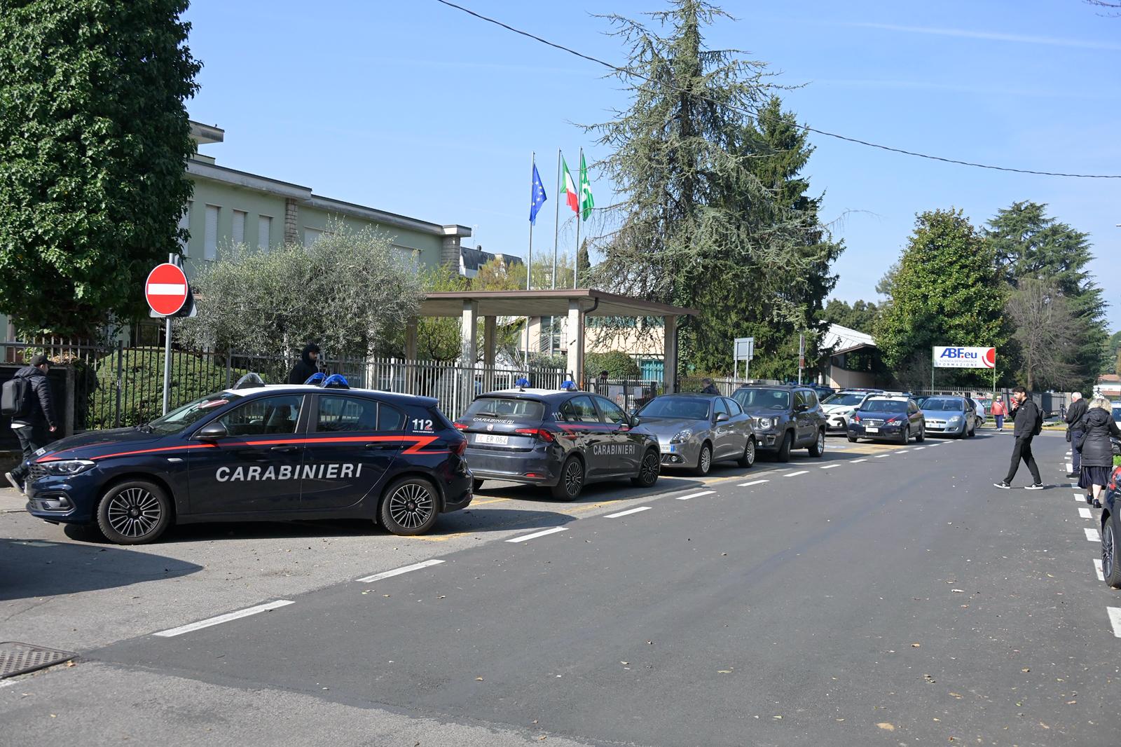 Bergamo, 13enne accoltella professoressa a scuola: la donna è grave. Lo studente aveva una maglia con la scritta ‘Vendetta’