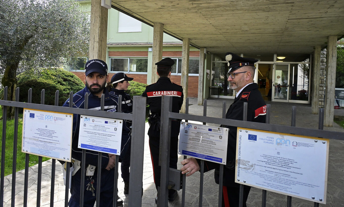 Bergamo, 13enne accoltella una professoressa in diretta Telegram: la donna è grave