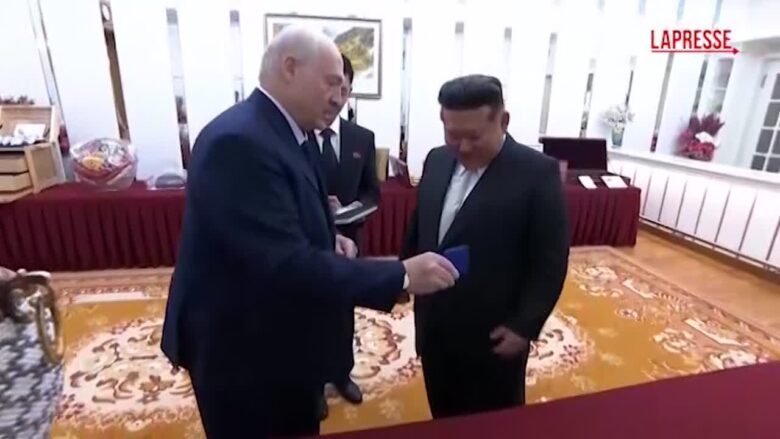 Lukashenko regala un fucile a Kim: “Nel caso arrivino nemici”