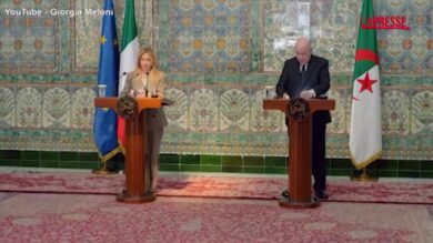 Meloni in Algeria, problemi per il traduttore italiano durante conferenza stampa con presidente Tebboune
