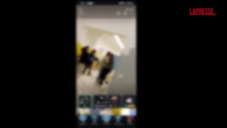 Prof accoltellata, il video dell'aggressione