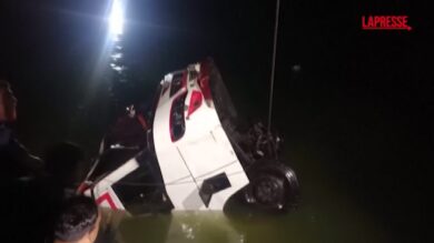 Bangladesh, bus precipita in un fiume: almeno 18 morti
