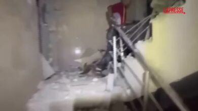 Iran, i soccorritori cercano sopravvissuti tra le macerie a Teheran