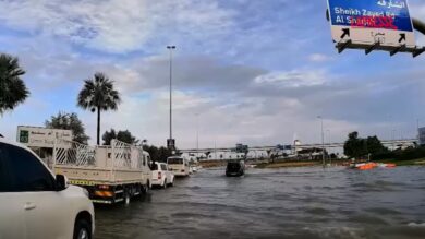 Dubai, piogge torrenziali: strade allagate e tempesta di fulmini sopra il Burj Khalifa