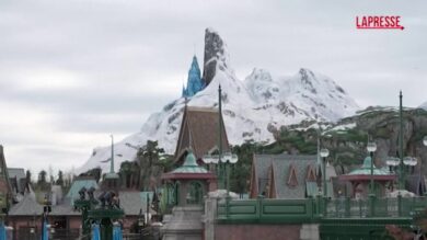 Francia, Macron visita Disneyland dopo la ristrutturazione da 2 miliardi di dollari