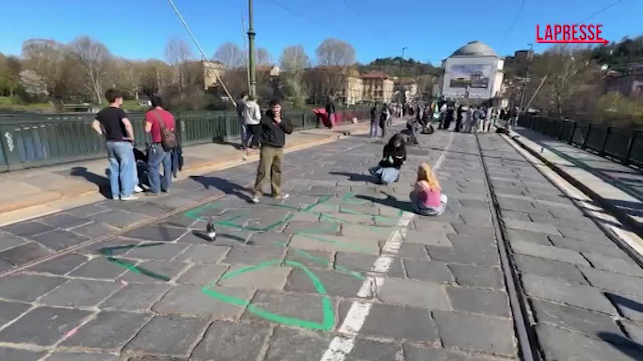Torino: Fridays for Future bloccano ponte della Gran Madre