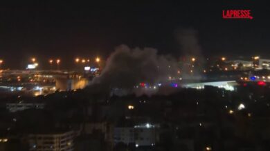 Libano, una colonna di fumo si alza sopra Beirut
