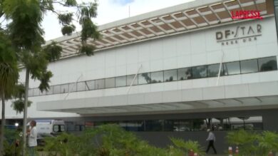 Brasile, Bolsonaro lascia l'ospedale salutato dai sostenitori e torna a casa per scontare il resto della pena