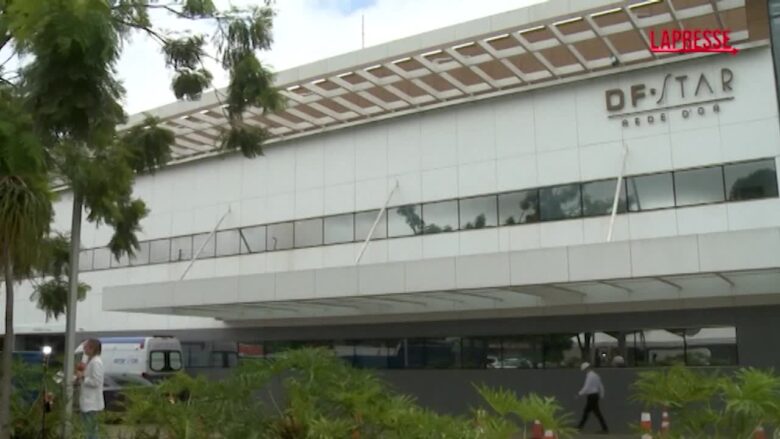 Brasile, Bolsonaro lascia l'ospedale salutato dai sostenitori e torna a casa per scontare il resto della pena