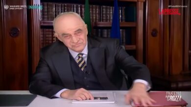 Crozza/Nordio: "Bartolozzi si è dimessa spontaneamente dopo che ha visto Meloni con il trapano in mano"