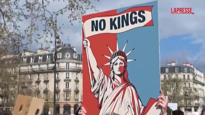 Parigi, centinaia in piazza per la manifestazione "No Kings"