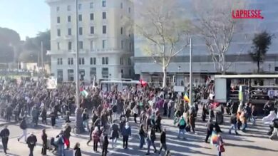 No Kings, a Roma il corteo da San Giovanni devia il percorso verso il Verano