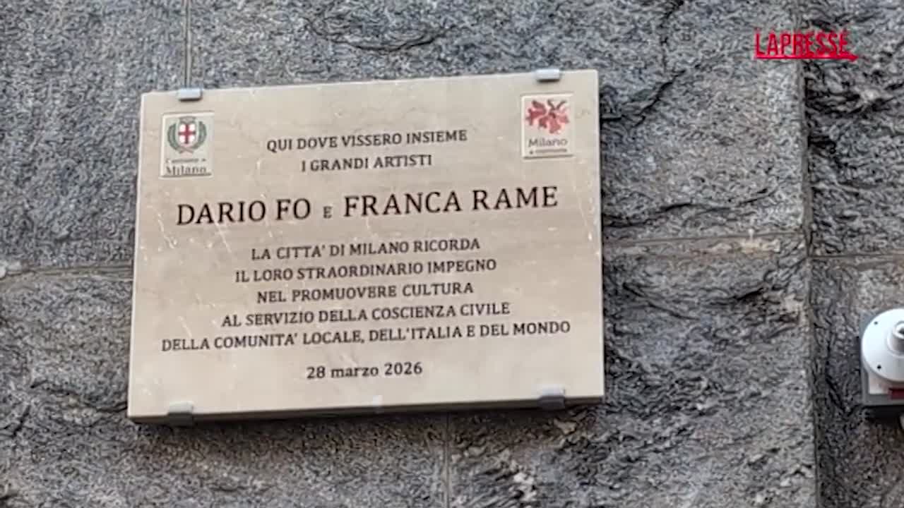 Milano, scoperta la targa in onore di Dario Fo e Franca Rame