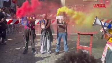 Roma, a corteo No Kings foto di Meloni a testa in giù e una ghigliottina di cartone