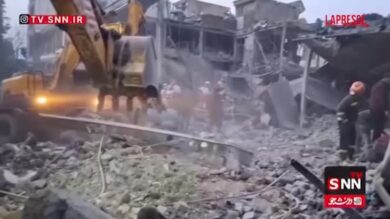 Iran: colpita la città di Borujerd, soccorritori scavano tra le macerie