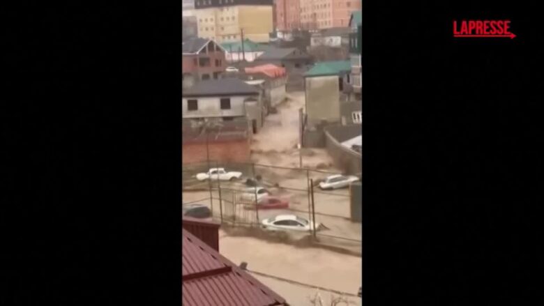 Russia, inondazioni in Daghestan: macchine trascinate via dalla corrente