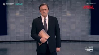 Crozza/Calenda: "Al Referendum ho votato Sì per completare la collezione di figure di m…"