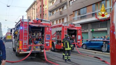 Milano, incendio in appartamento: evacuato intero edificio