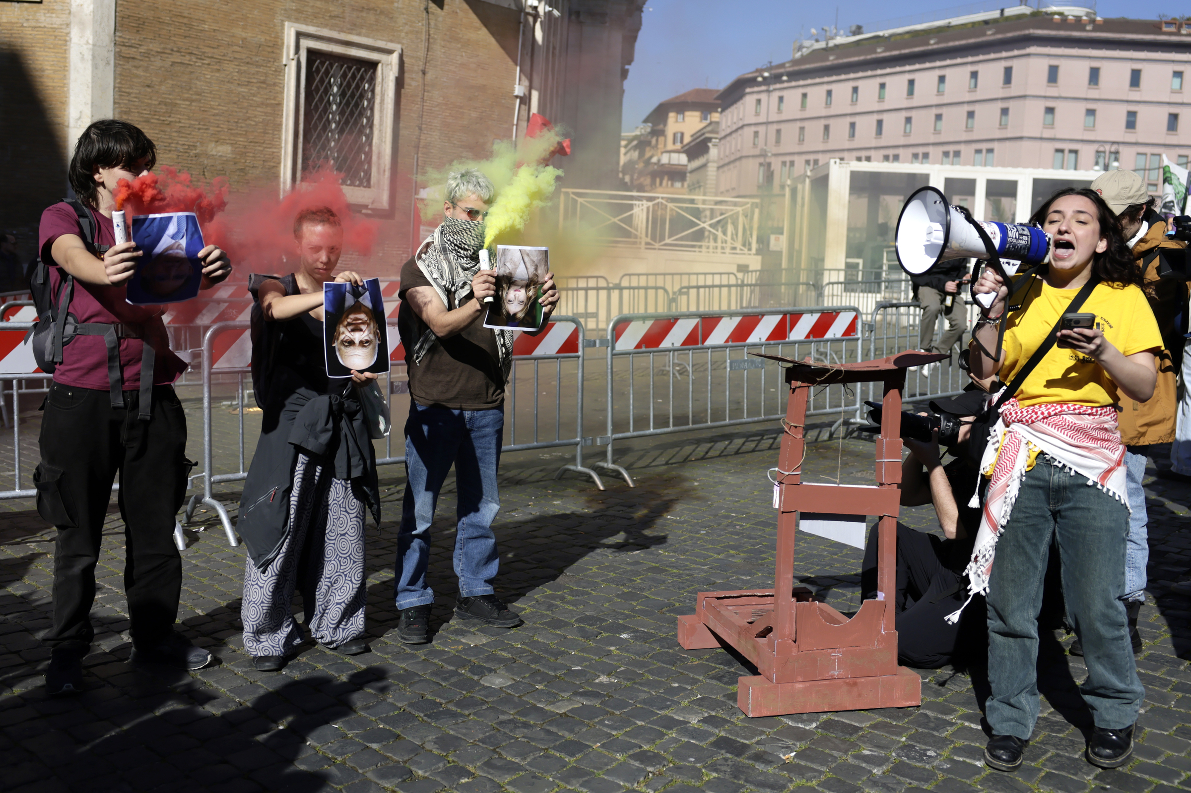Corteo ‘No Kings’ a Roma, ghigliottina di cartone e foto di Meloni a testa in giù: in piazza 25mila persone