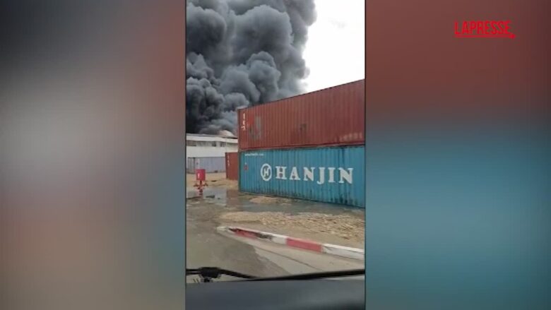 Israele, una colonna di fumo nero si alza da un sito industriale colpito da un frammento di un missile