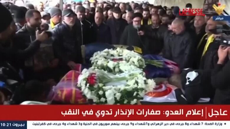 Libano, tre giornalisti uccisi da un raid israeliano: i funerali a Beirut