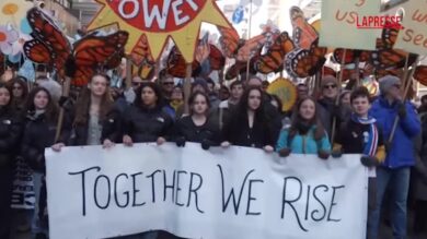 No Kings, folla di manifestanti per le strade di New York