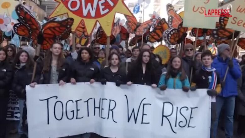 No Kings, folla di manifestanti per le strade di New York