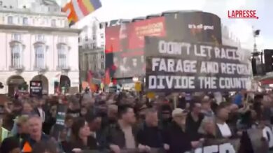 Londra, migliaia di persone alla manifestazione "No Kings"