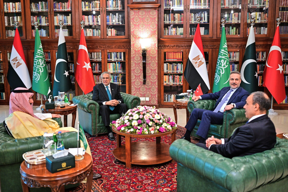 Da sinistra: il ministro degli Esteri Saudita, il Principe Faisal bin Farhan Al-Saud; il ministro degli Esteri pakistano Ishaq Dar; il ministro degli Esteri turco, Hakan Fidan; il ministro degli Esteri egiziano, Badr Abdelatty. I quattro stanno discutendo a Islamabad, in Pakistan, della guerra in Medio Oriente. (Foto: ministero degli Esteri pakistano via AP)