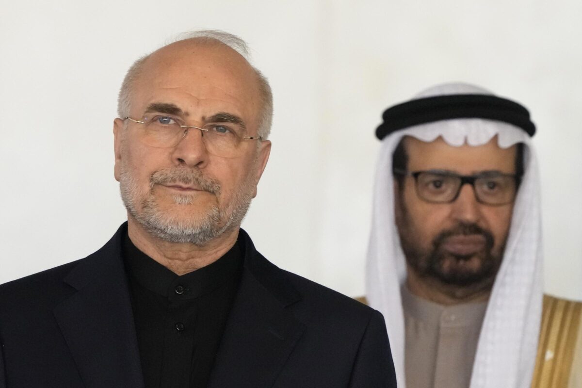 A sinistra, Mohammad Bagher Ghalibaf, presidente del Parlamento iraniano. (AP Photo/Eraldo Peres)