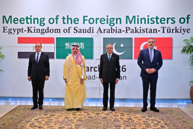 Iran, Pakistan: “Presto ospiteremo colloqui tra Teheran e Washington”. Netanyahu: “Crepe visibili nel regime”