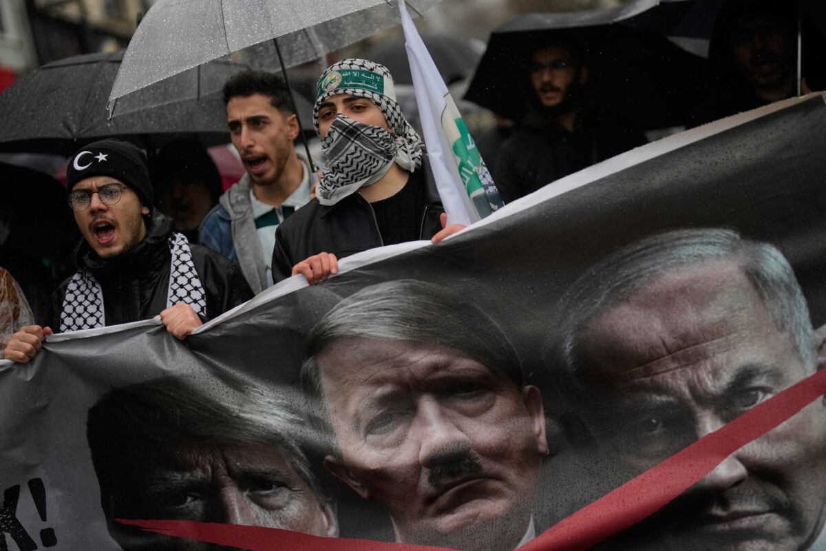 A Istanbul, protesta Pro-Pal che inneggia contro Donald Trump e Benjamin Netanyahu. (AP Photo/Khalil Hamra)
