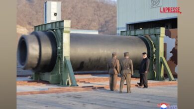 Corea del Nord, proseguono gli imponenti test militari sotto gli occhi di Kim