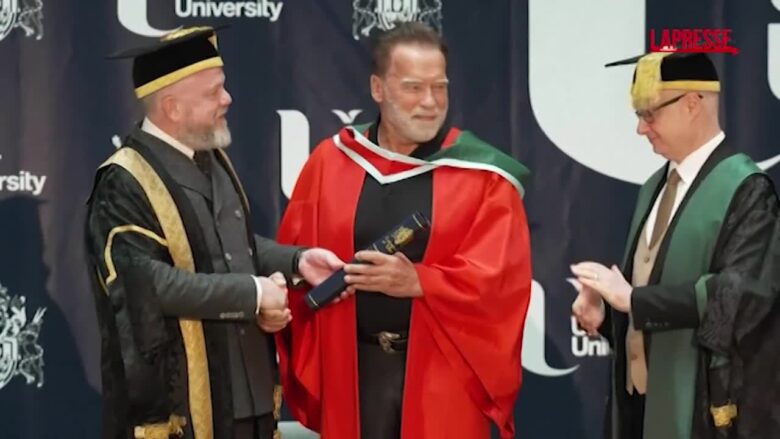 Arnold Schwarzenegger riceve la laurea honoris causa all’Ulster University di Belfast