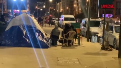 Libano, sfollati oltre un milione di persone: le strade di Beirut piene di tende