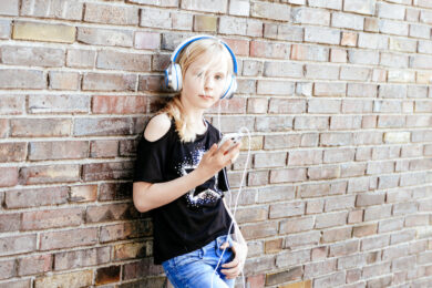 Chiedilo a ChatGPT: in agguato per i giovanissimi c’è la dipendenza emotiva