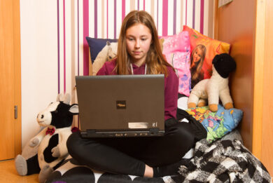 Adolescenti stregati dall’AI, col bot ‘confidente’ salti 3 fasi della crescita